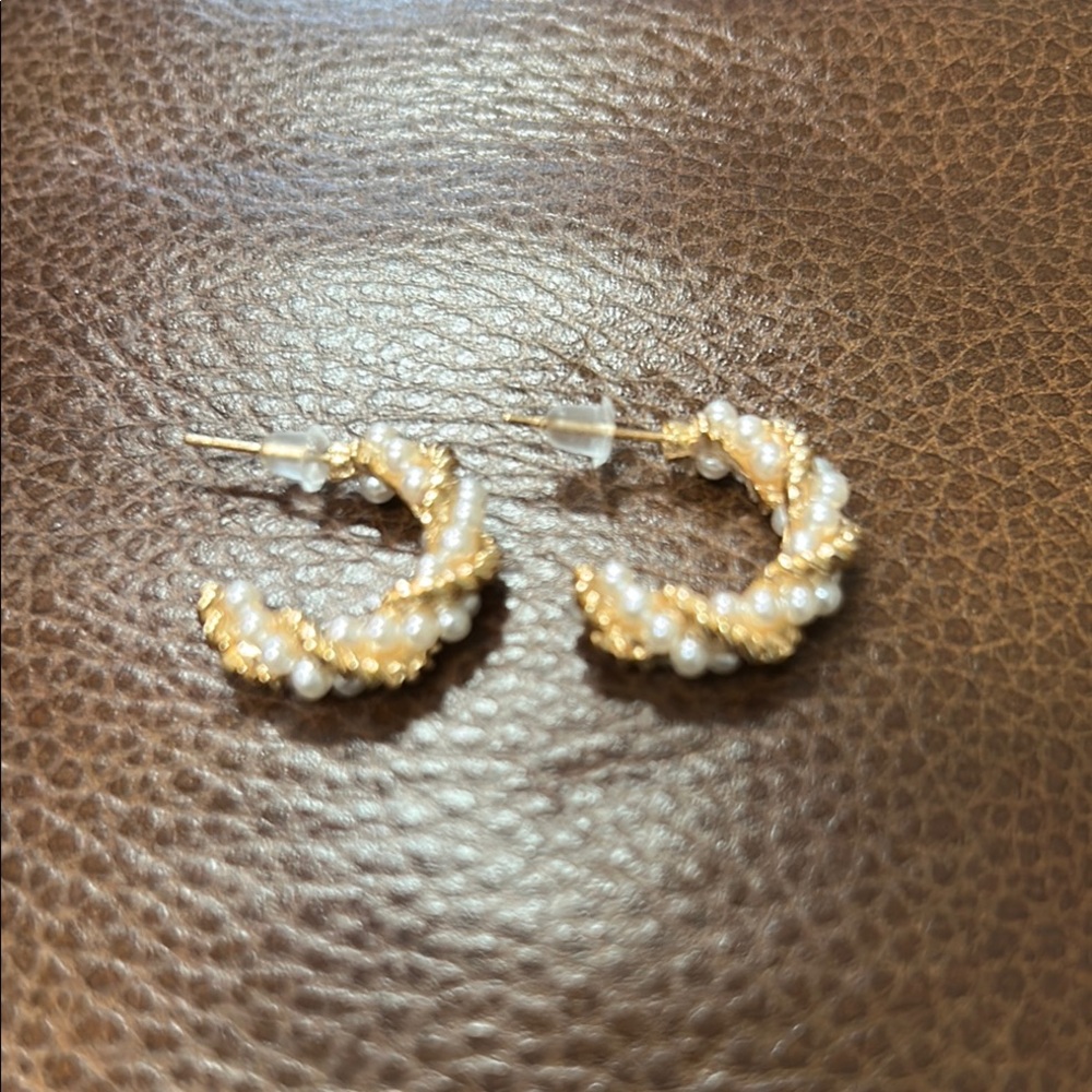 NWOT Source Unknown Gold and Cream Twisted Hoop Earrings 1/2 “